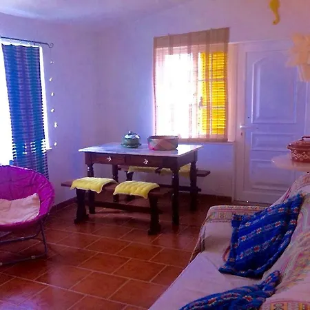 Дом отдыха Charming House In With Terrace And Parking *